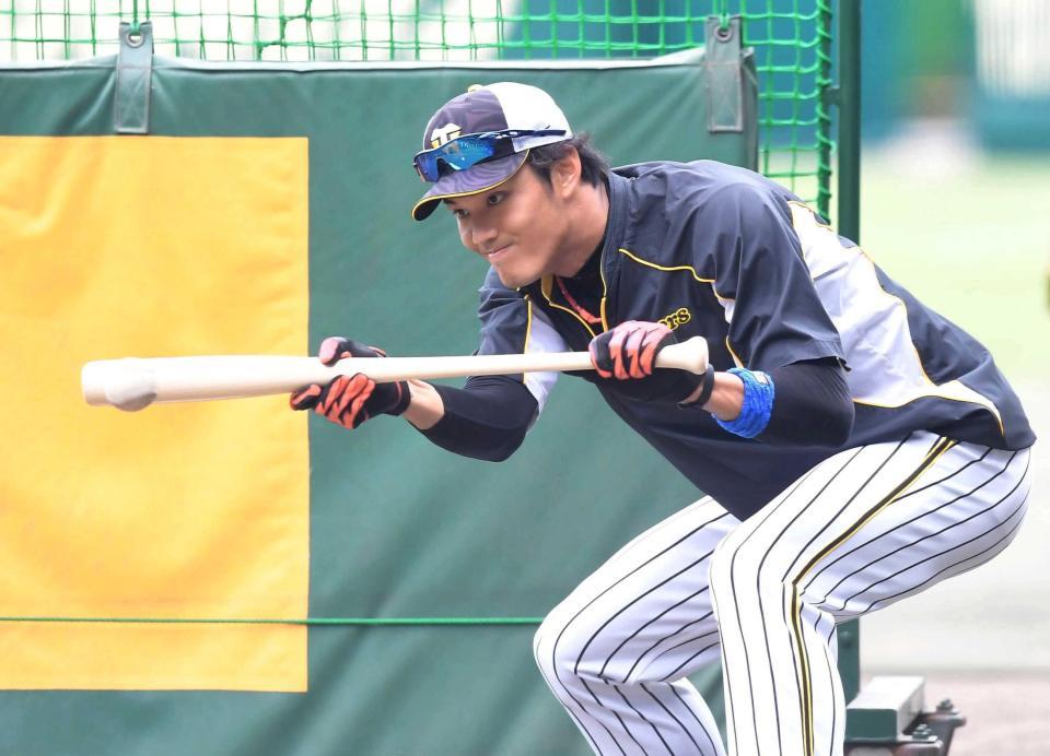 　バント練習に励む藤浪