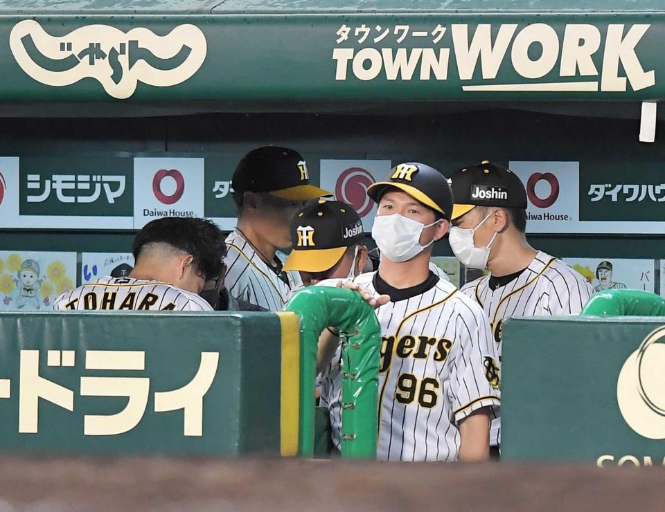 　５回表終了後、ベンチで糸原（左端）に声をかける矢野監督（右端）