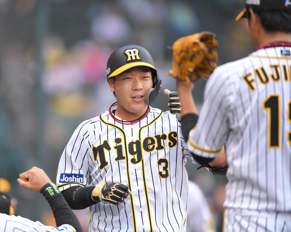 １回、先制２ランを放った大山は藤浪とタッチを交わす（撮影・田中太一）