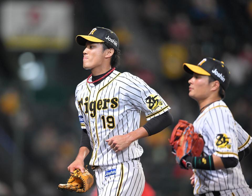 ６回、ピレラに逆転満塁弾を浴びた藤浪は悔しさをにじませながらベンチへ引き揚げる（撮影・田中太一）