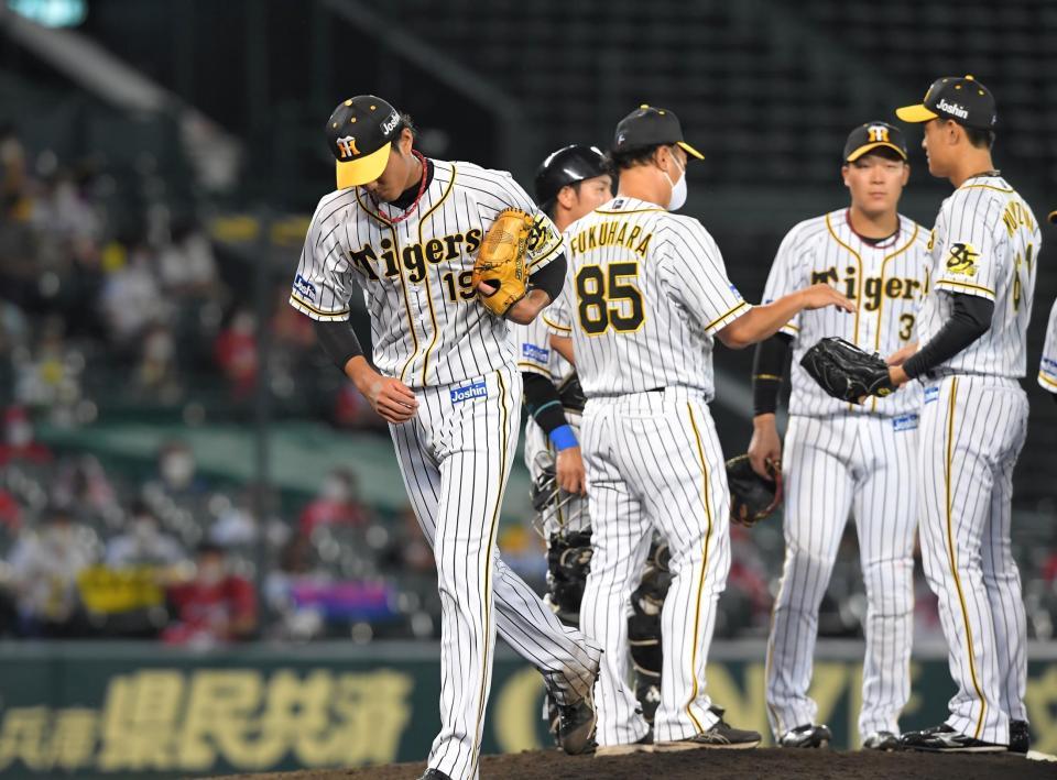 ７回、代打・野間に四球を出した藤浪は無念の降板（撮影・田中太一）