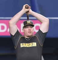 　試合前、バットを手に気合を入れるボーア（撮影・高部洋祐）