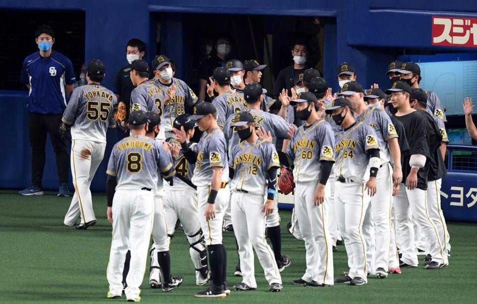 逆転勝ちし喜ぶエアタッチする矢野監督ら阪神ナイン＝ナゴヤドーム（撮影・山口登）