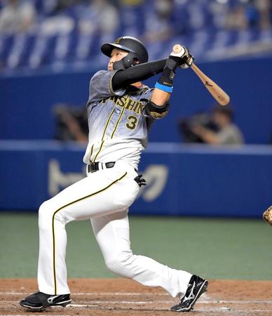 　４回、左越えへソロを放つ大山