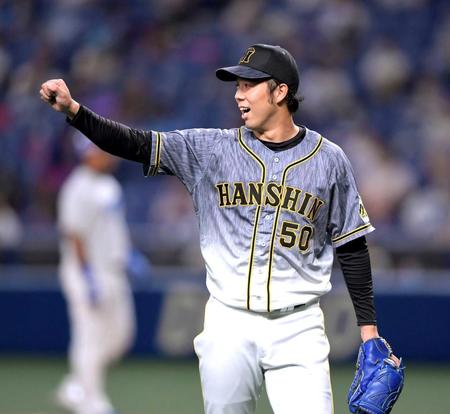 　２回のピンチを切り抜けた青柳は手を上げながら笑顔を見せる