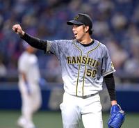 　２回のピンチを切り抜けた青柳は手を上げながら笑顔を見せる