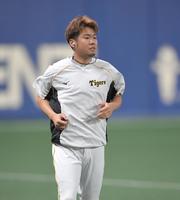 ウォーミングアップをする西勇（撮影・田中太一）