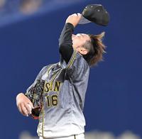 　７回、井領に先制打を打たれ、天を仰ぐ西勇（撮影・高部洋祐）