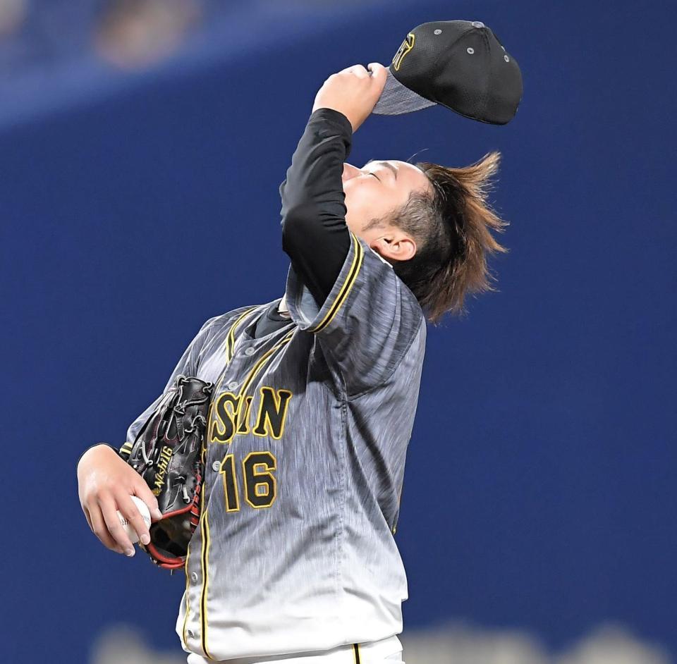 　７回、井領に先制打を打たれ、天を仰ぐ西勇（撮影・高部洋祐）