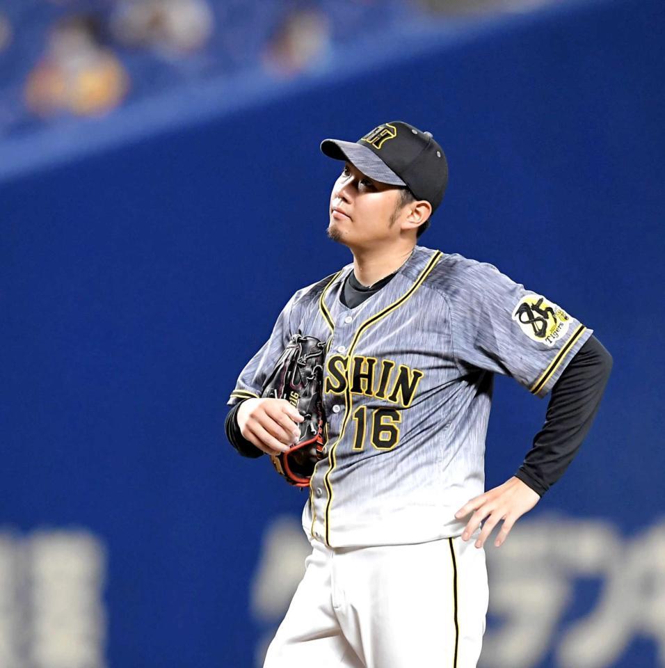 　７回、井領に先制内野安打を打たれ、ぼう然とする西勇