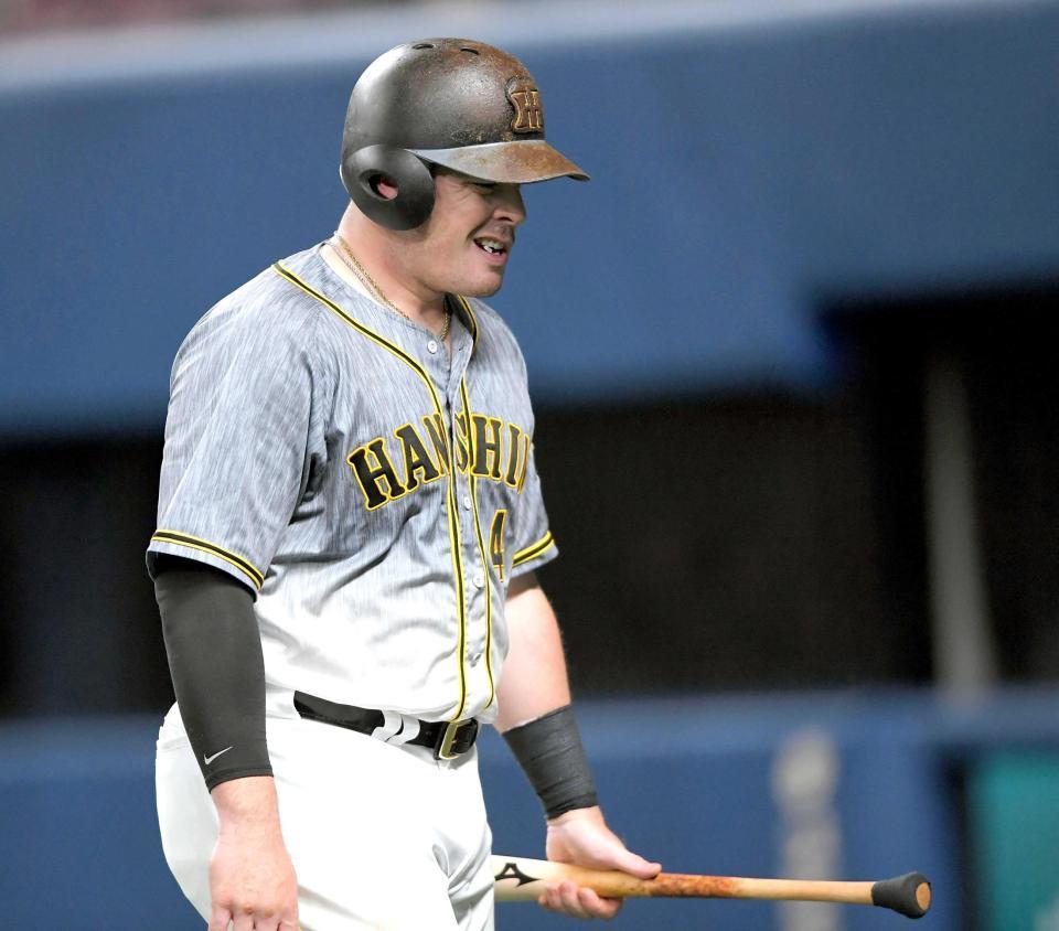 　６回の好機に二ゴロに倒れ、悔しがりながらベンチへ戻るボーア