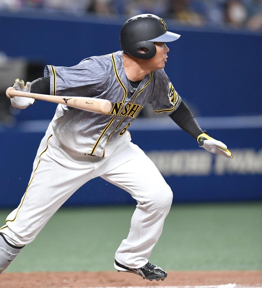 ８回、同点タイムリーを放つ阪神・福留孝介＝ナゴヤドーム（撮影・飯室逸平）