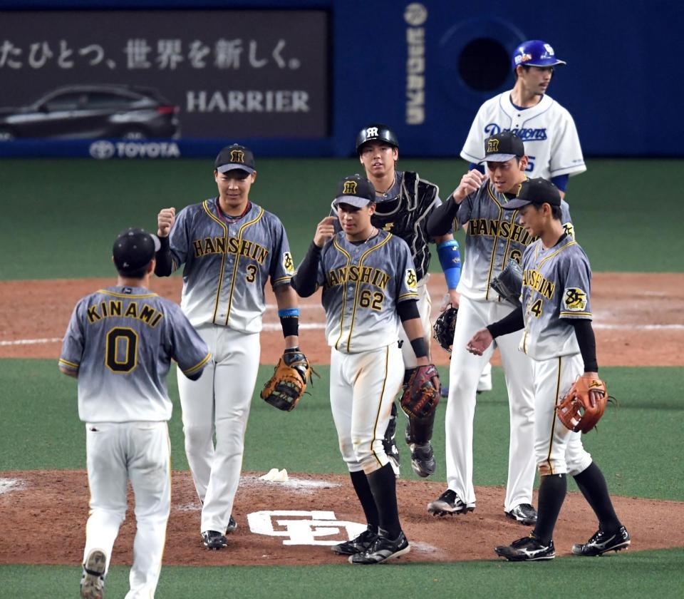 中日に逆転勝ちしマウンドに集まる梅野（中央）ら阪神ナイン＝ナゴヤドーム（撮影・山口登）