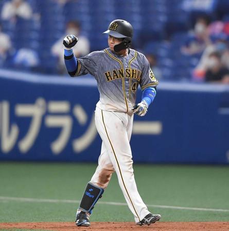 　８回、勝ち越し打を放った梅野はガッツポーズを決める（撮影・田中太一）