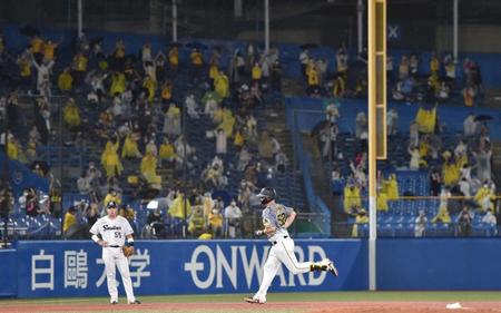 ４回、満塁本塁打を放ち、ファンの祝福の中を本塁へ向かう阪神・サンズ＝神宮球場（撮影・西岡正）