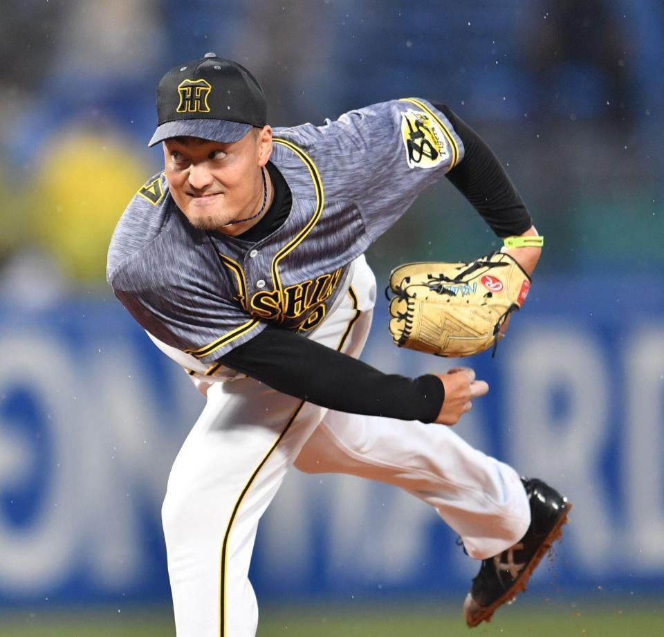 雨の降る中、力投する阪神・秋山（撮影・西岡正）