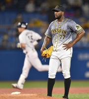 　４回、村上（左）に２ランを浴びる阪神・ガルシア