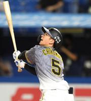 　６回、左飛に倒れ悔しそうに打球を見上げる近本