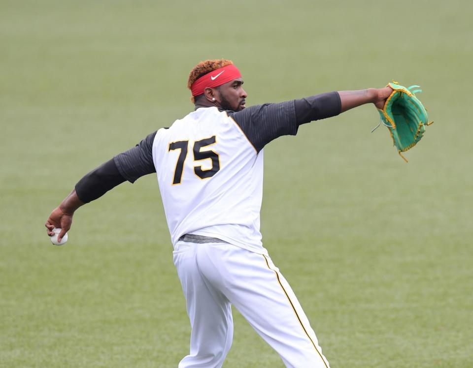 　「７５」のユニホームで練習する阪神・ガルシア＝神宮