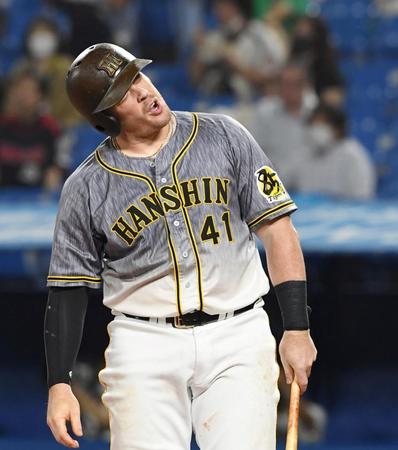 　４回阪神、見逃し三振に倒れ悔しがるボーア
