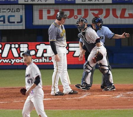 　４回、見逃し三振に倒れるボーア