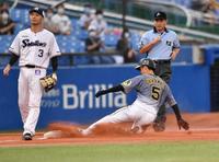 　１回、打者・サンズの時、三盗に成功する近本