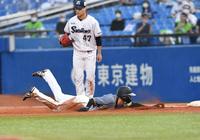 １回、けん制で飛び出しアウトになる阪神・近本光司＝神宮（撮影・飯室逸平）