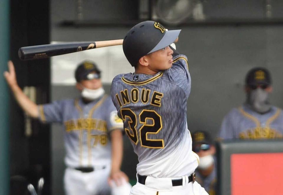 　４回、井上は左越えに２ランを放つ