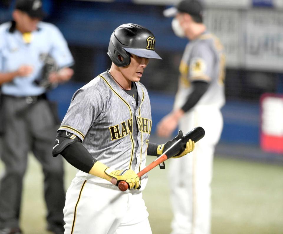 　六回、満塁で糸井は空振り三振