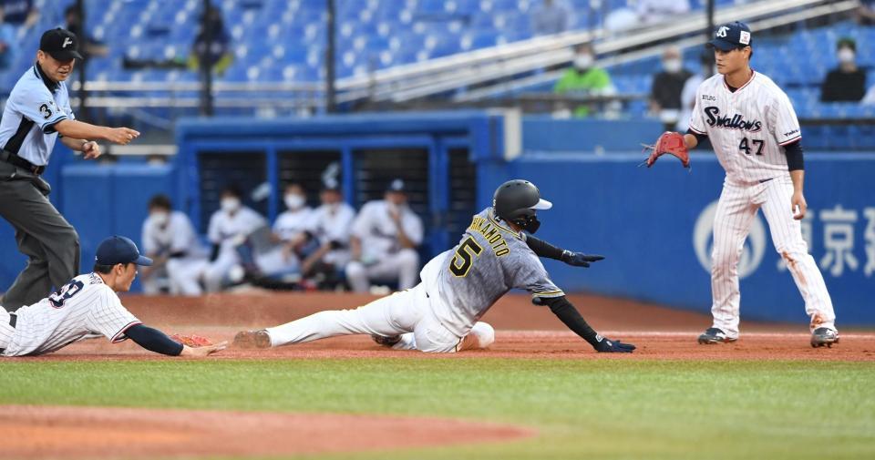 １回、けん制で飛び出しアウトになる阪神・近本光司＝神宮（撮影・飯室逸平）