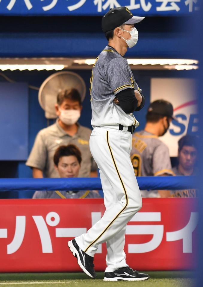 ヤクルトに完封され、北條（左）の前を静かに引き揚げる矢野監督