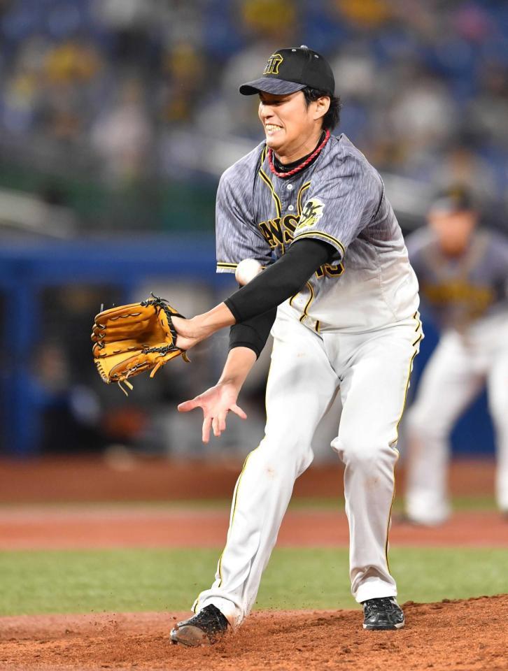 　７回、坂口の打球を右腕に受ける藤浪（撮影・西岡正）