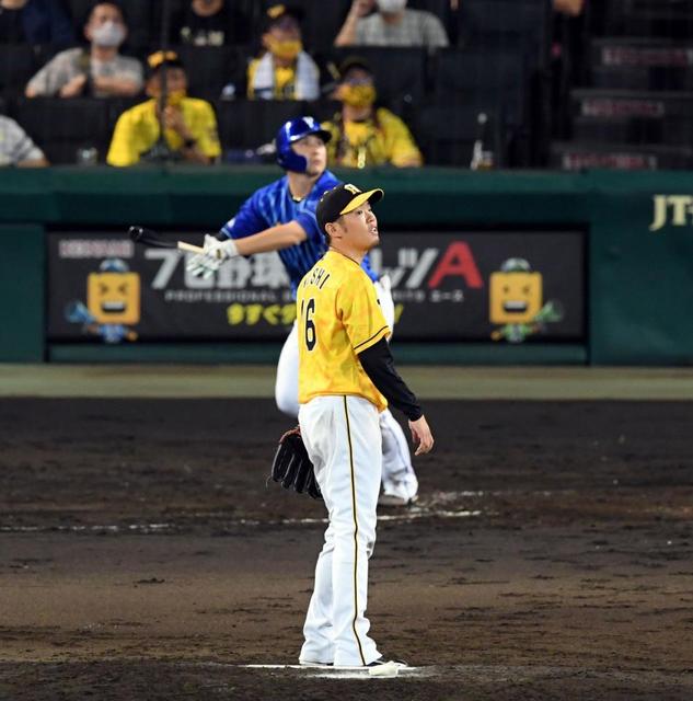 【写真】始まりはソト…打球を見上げる阪神・西勇　無情のスタンドイン