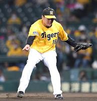 ６回、平良の犠打の処理を三塁手・大山に任せる馬場