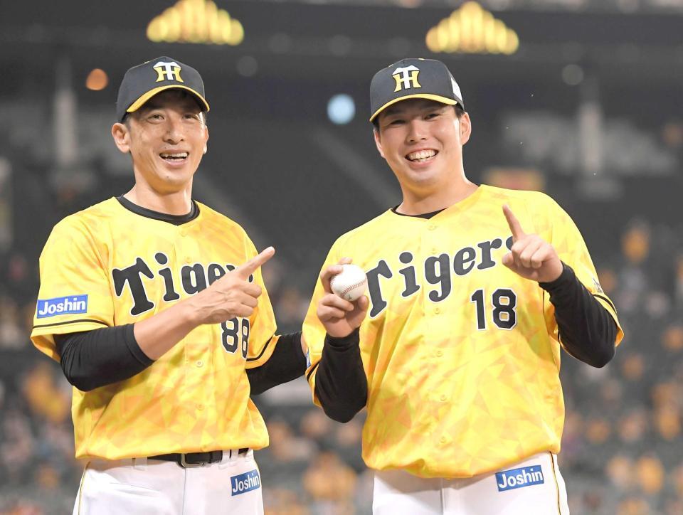 　プロ初勝利の馬場（右）はウイニングボールを手に矢野監督と笑顔を見せる