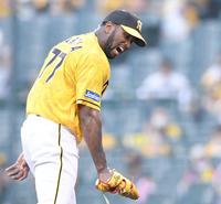 　１回、先制点を許し、声を荒げマウンドを下りるガルシア（撮影・飯室逸平）