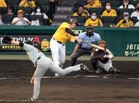 　２回、ボーアは右前打を放つ（投手・菅野、捕手・大城）＝撮影・山口登