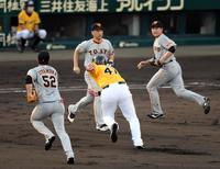 　２回、ボーアは盗塁を狙い一・二塁間に挟まれる（撮影・山口登）