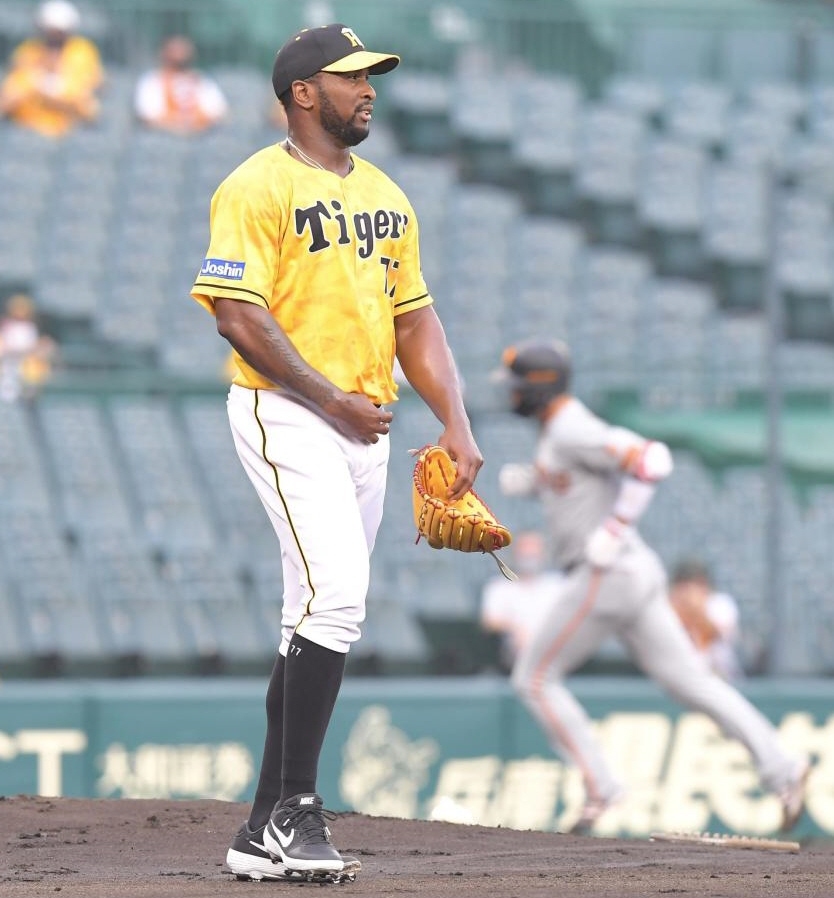 　１回、坂本（右）に先制ソロを打たれたガルシア（撮影・高部洋祐）