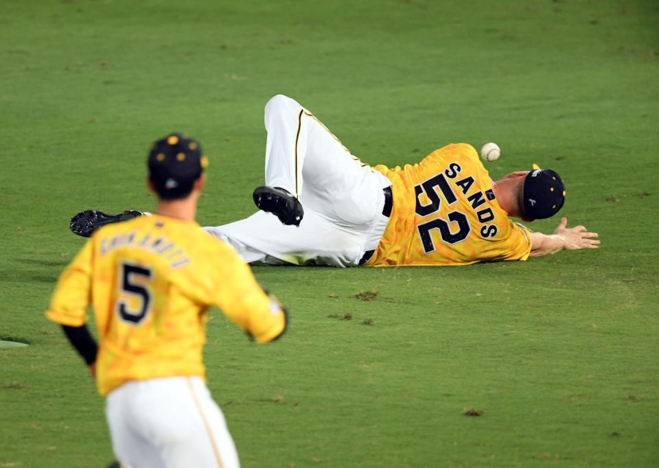 　５回、サンズは大城の打球にスライディングキャッチをするも捕れず（撮影・山口登）