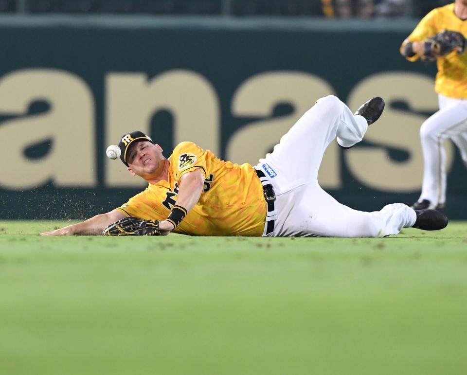 　５回、サンズは大城の打球に懸命にチャージするも一歩及ばず（撮影・飯室逸平）