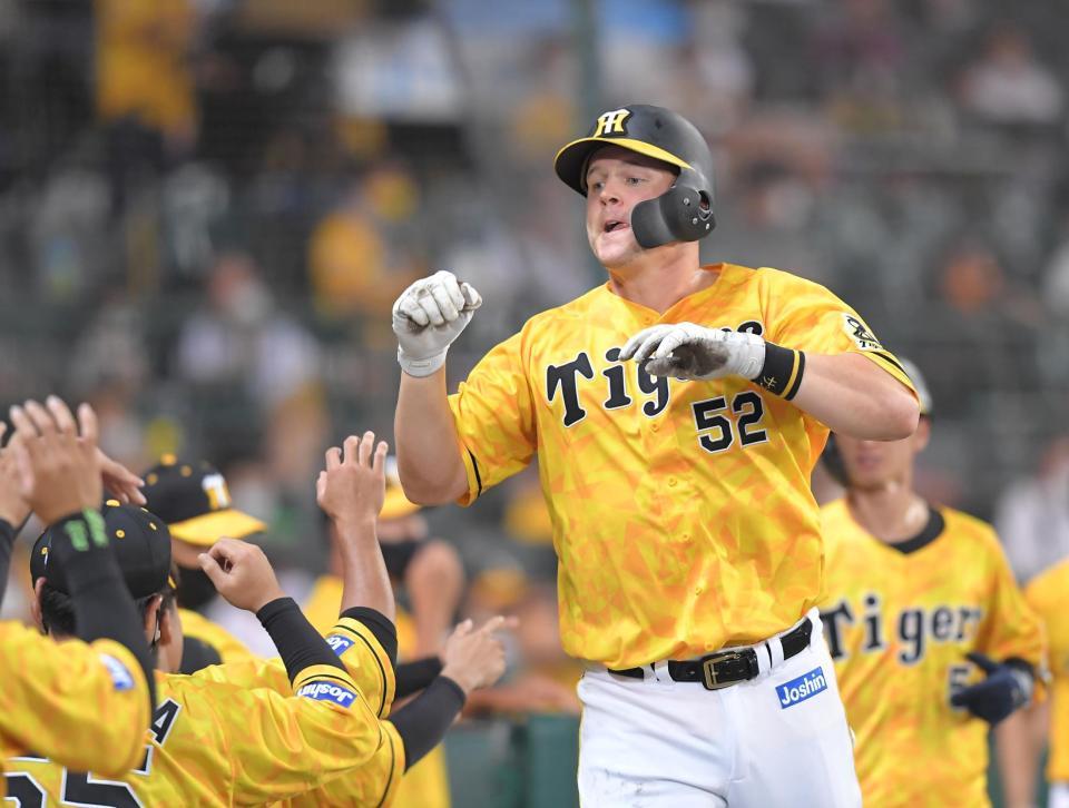 　６回、２ランを放ち仲間とエアタッチを交わすサンズ（撮影・高部洋祐）