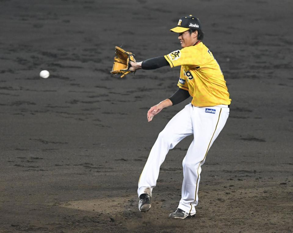 ５回、阪神・藤浪は炭谷の打球を好捕しアウトに＝甲子園（撮影・山口登）