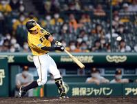 ４回、阪神・植田は右越えに適時二塁打を放つ＝甲子園（撮影・山口登）