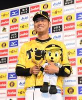 ヒーローインタビューで笑顔を見せる高橋遥人（撮影・山口登）