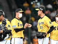 高橋遥人（左）は望月からウイニングボールを渡される（撮影・山口登）