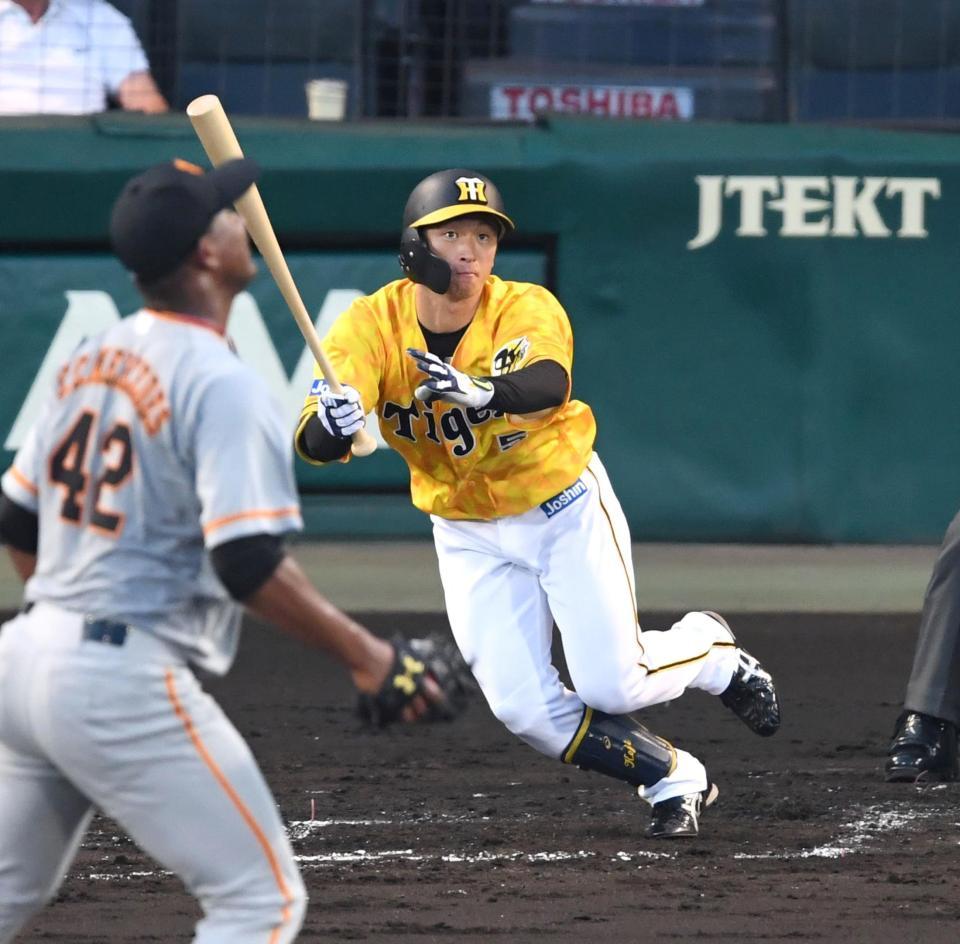 ３回、先制タイムリーを放つ阪神・近本＝甲子園（撮影・飯室逸平）