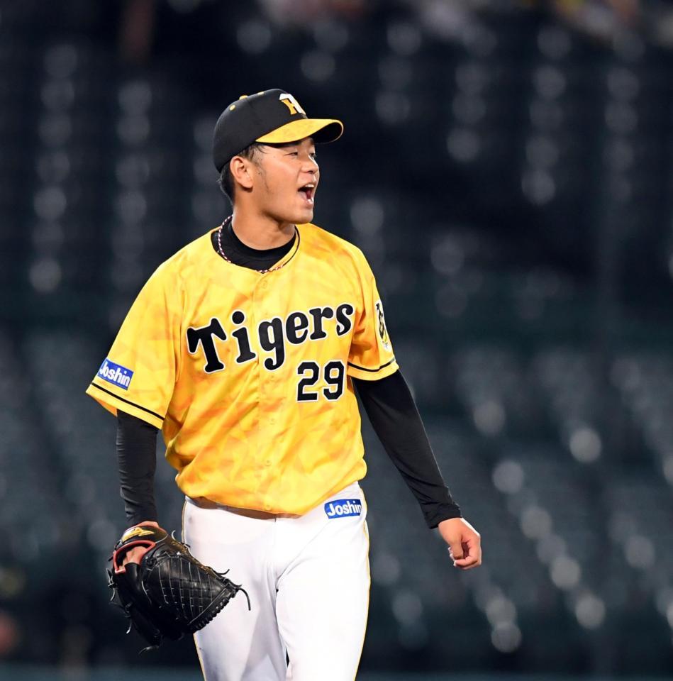 ５回、高橋遥は陽岱鋼を三振に打ち取り雄たけびをあげる（撮影・山口登）