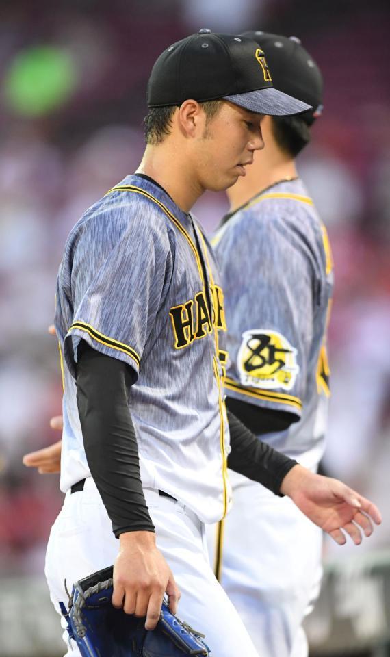 ２回、４点を失い、ガックリとベンチに戻る青柳（撮影・北村雅宏）