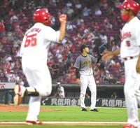 　２回、松山（手前左）に３ランを浴びた青柳